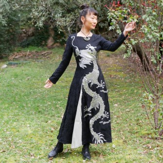 Robe noire dragon argenté