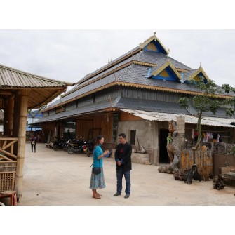 Discussion avec Maître Wang devant son atelier