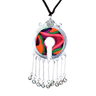 Pendentif avec broderie...