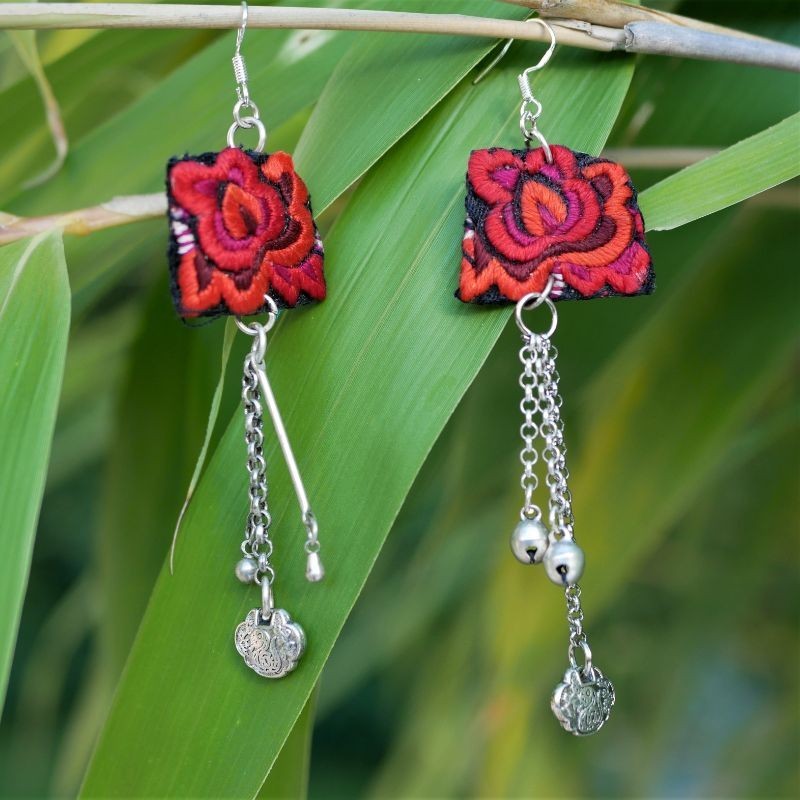 Boucles D'oreilles Pendantes Ethniques En Bois Brodé Point De Croix - Multicolore, France