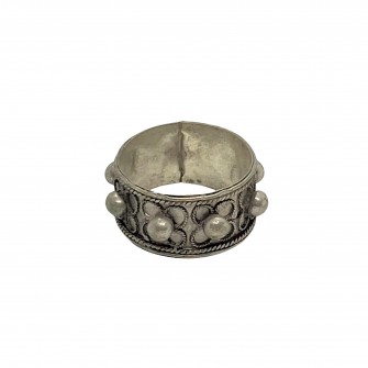 Bague plate avec perles