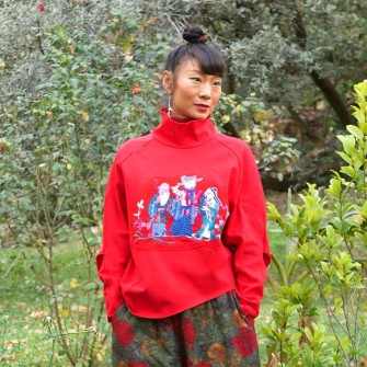 Haut rouge avec broderies...