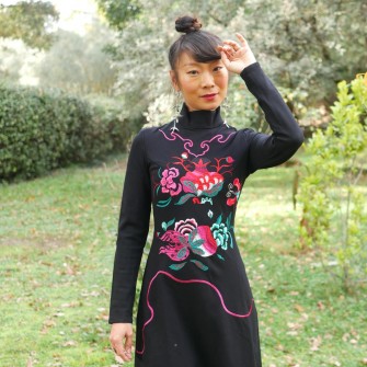 Robe noire avec broderies