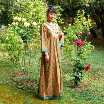Robe jaune avec plastron brodé