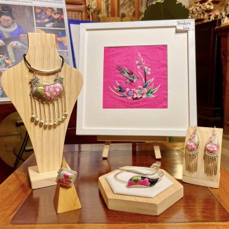 Broderie oiseau rose (D)