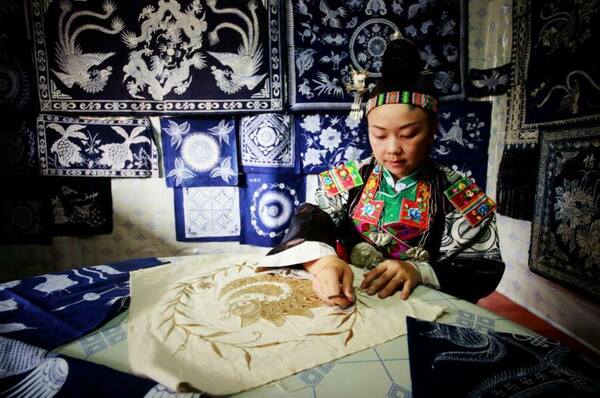 Femme Miao fabriquant des batiks