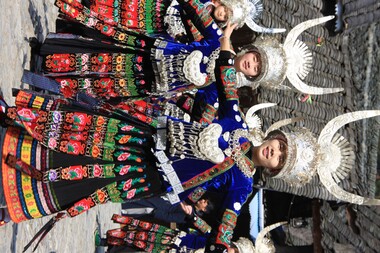 Femmes et bijoux Miao