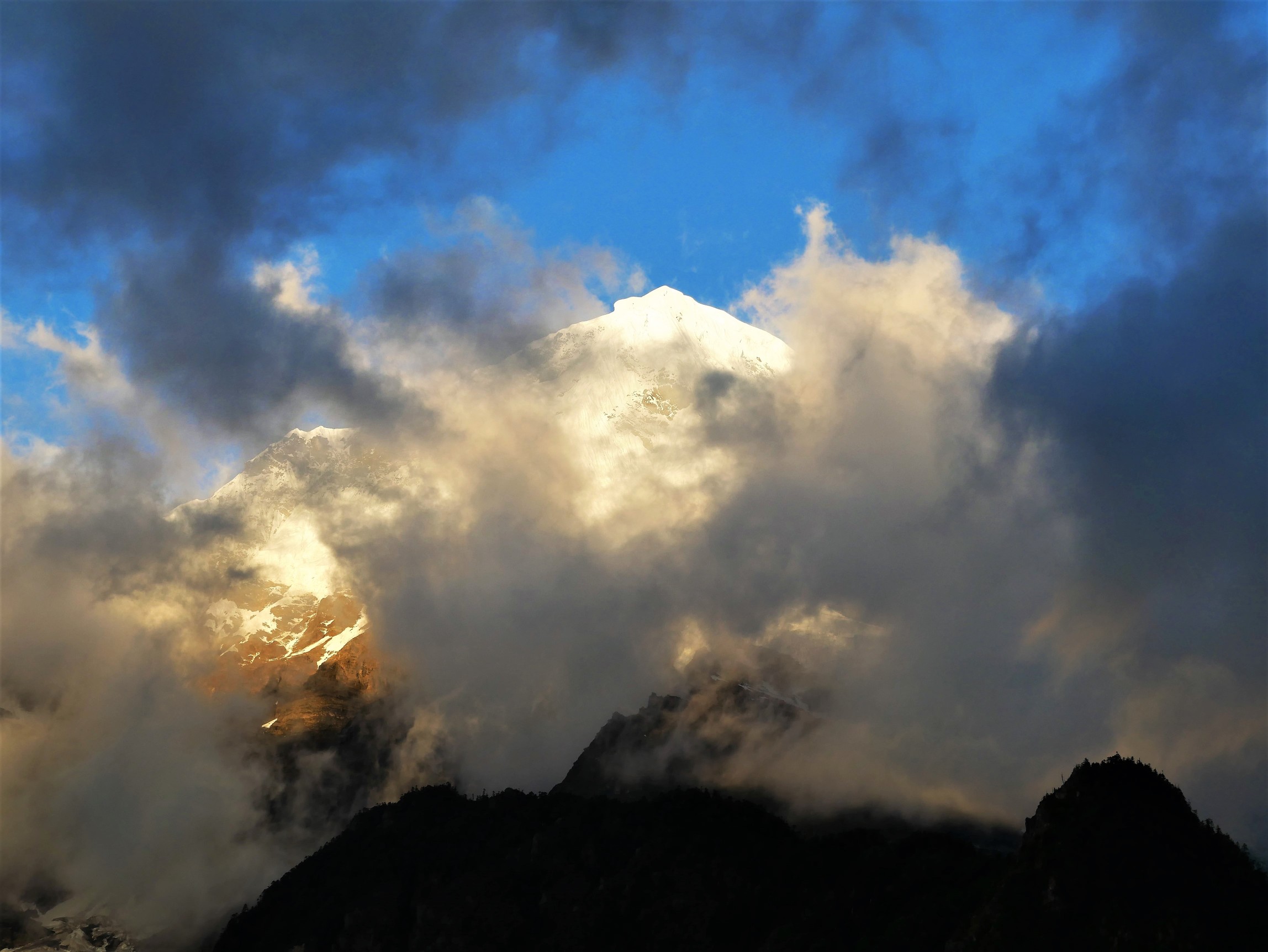 Massif du Kawakarpo dans les brumes