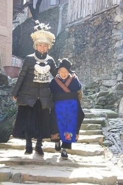 Echo accompagne une vieille femme Miao à Langde