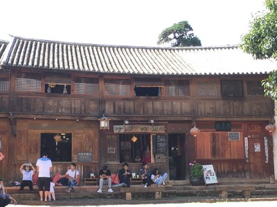 Café sur la place carrée de Shaxi