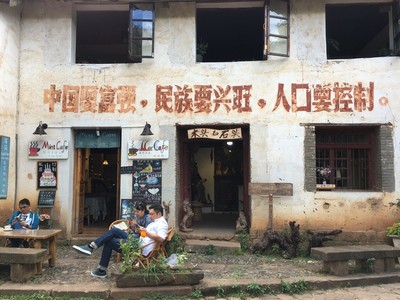 Café sur la place carrée de Shaxi