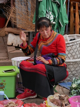 Femme Bai au marché de Shaxi